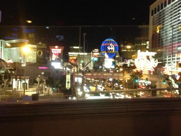 breit_corey's tweet image. Night time strip! #amazinglooking