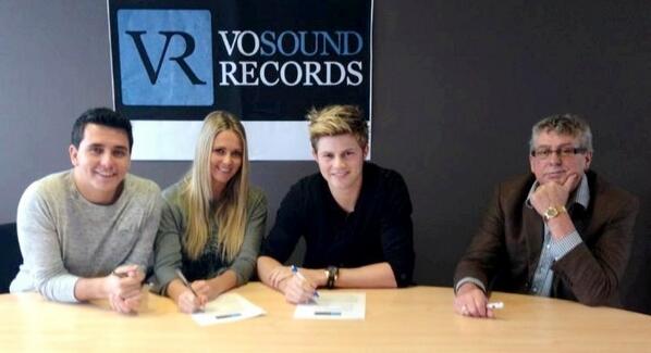 Vanmorgen was de officiële contract ondertekening van <a href="/MoniqueenTim/">MONIQUE & TIM</a> bij Vosound Records!