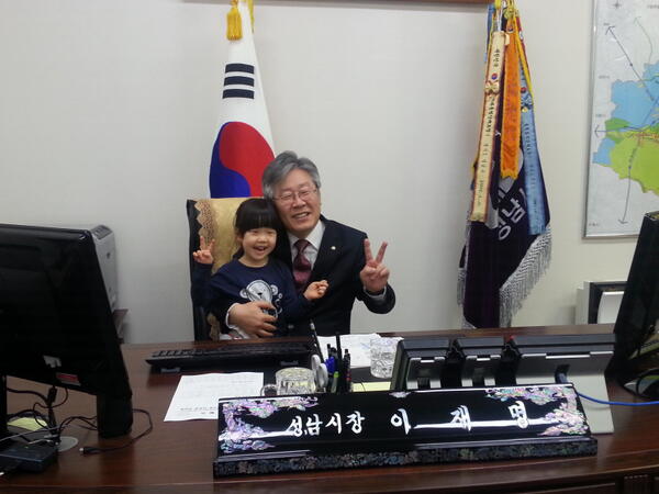 북까페에 왔다가 엄마손 잡고 성남시장실에 놀러온 5살 꼬맹이시민..^^