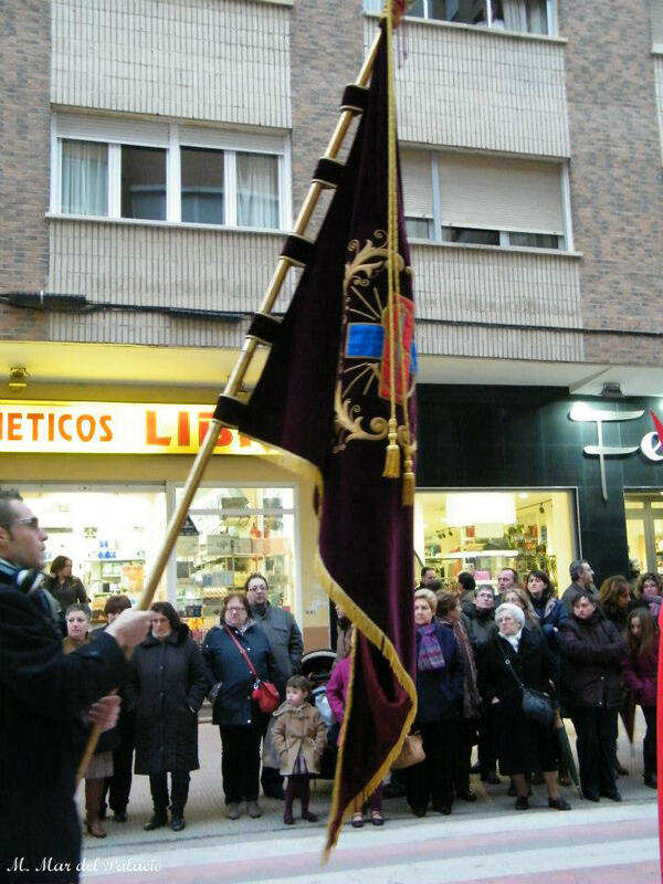 AmoryPazTaranco's tweet photo. Estandarte de la Hermandad de Jesús de Medinaceli de Tarancón participando en nuestra Procesión. http://t.co/UvTk3Ho2Yb