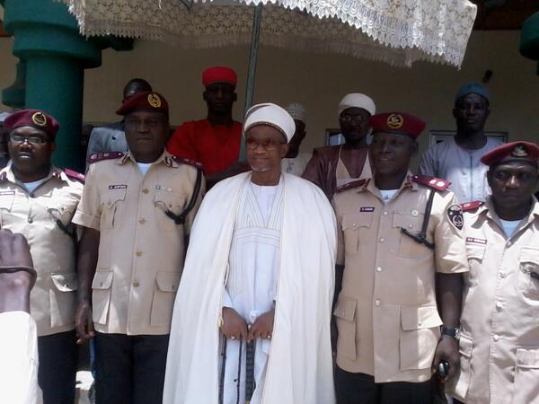 FRSCGwashq's tweet photo. Zonal  Commanding Officer RS7 visit to the Etsu Nupe,Alhaji Dr Yahaya Abubakar (CFR) in Bida  on wednesday 13/03/2013 http://t.co/xc1dWBf7UN