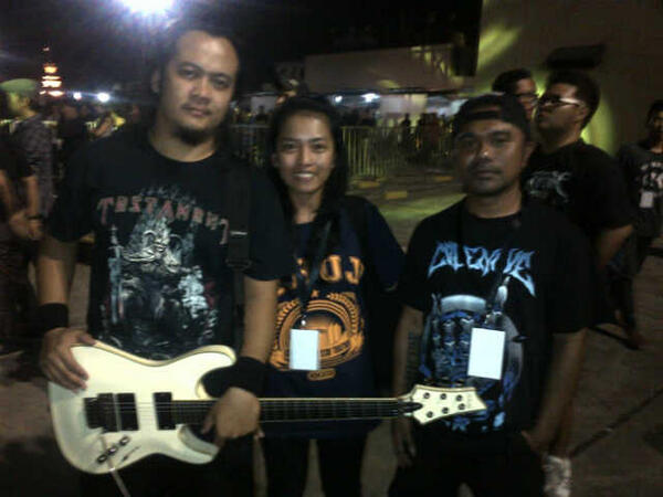 burgerkill's tweet photo. RT @nciirockfriends: Om @agung_hellfrog &amp; Om @andre_vinsens °\(^▿^)/° cc:@burgerkill666 #BACKFEST2013 http://t.co/hmkW6uJAuz