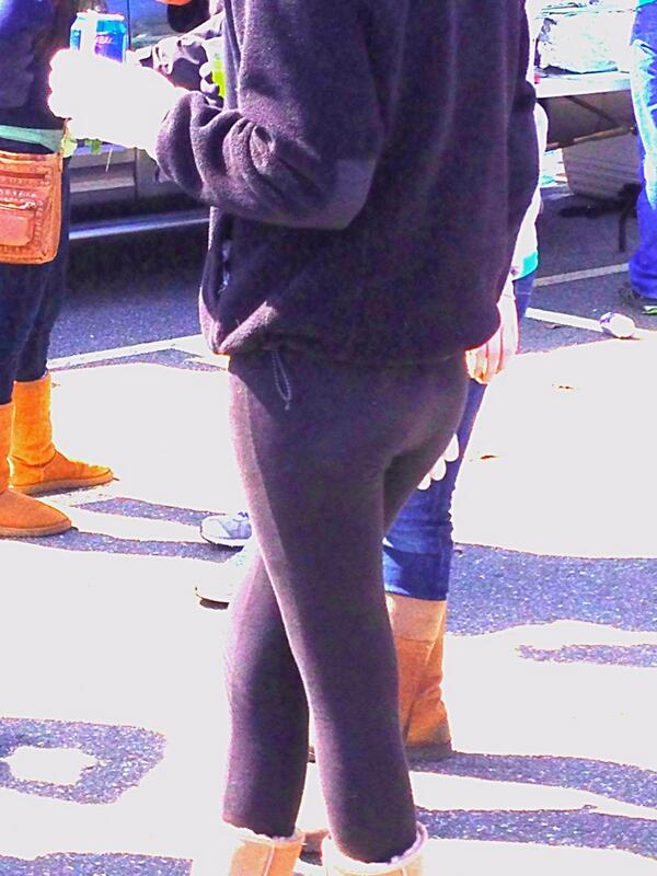 NotRonBurgandy's tweet photo. @CreepShot St. Patrick's Day parade ass #yogapants http://t.co/UbjaKBCfTl