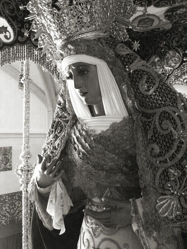 HdadTresCaidas's tweet photo. Radiante la Amargura vestida por nuestro vestidor David Calleja para el Lunes Santo. http://t.co/jgKNecYgDn