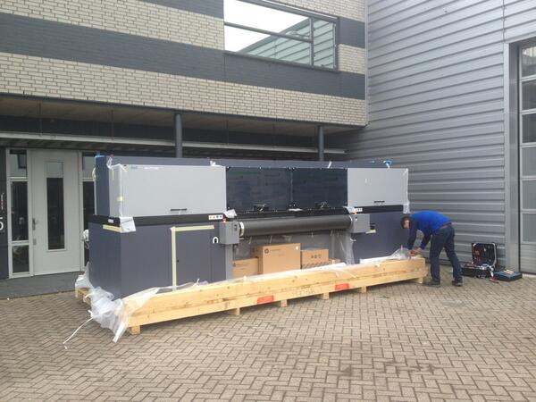 DeWildMPS's tweet photo. Onze nieuwe #durst P10 flatbed printer is gearriveerd en wordt zo de productiehal ingereden voor de installatie! http://t.co/adWxEaqdAM