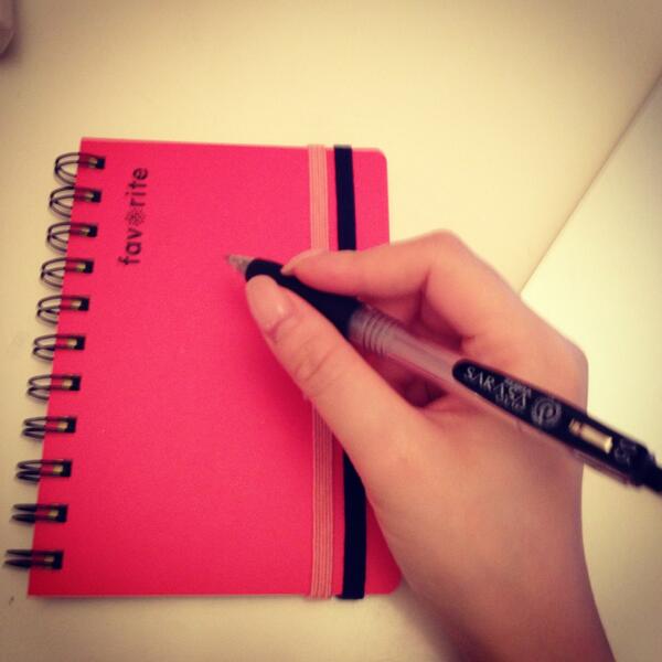 pamyurin's tweet photo. ひらめきノートを買いました。思いついた事、やってみたい事、歌詞、ストーリー、演出、衣装…色んなひらめいた事を綴っていきたいなぁと思っているんだけどまだ理想の間取りしか書いてないや。それにしてもSARASAのボールペンは書きやすい。 http://t.co/rY9Tf0w1OH