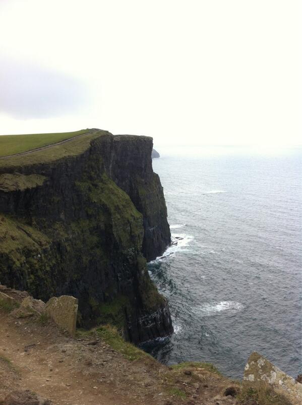 tmdchi's tweet image. De vuelta a casa de donde se pueden ver paisajes como éste. #Ireland #MoherCliffs #fb