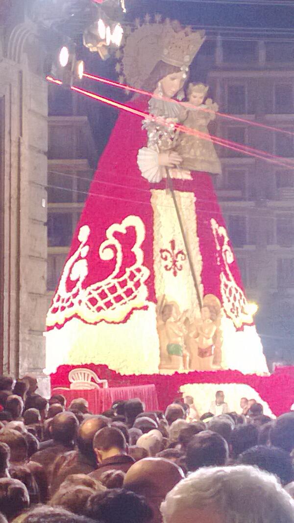 TonyAguilarOfi's tweet photo. El manto de flores de la Virgen de los Desamparados de Valencia. Una preciosidad! #Falles2013 http://t.co/lXm1vQ8HEE