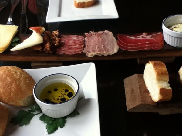 cundellshan's tweet photo. Fab Sat of Meritage, Nebbiolo and charcuterie @Ridgepointwines ... 
http://t.co/hkkuwQO4Cw #wine #NiagaraFood http://t.co/f1TaHofRYh