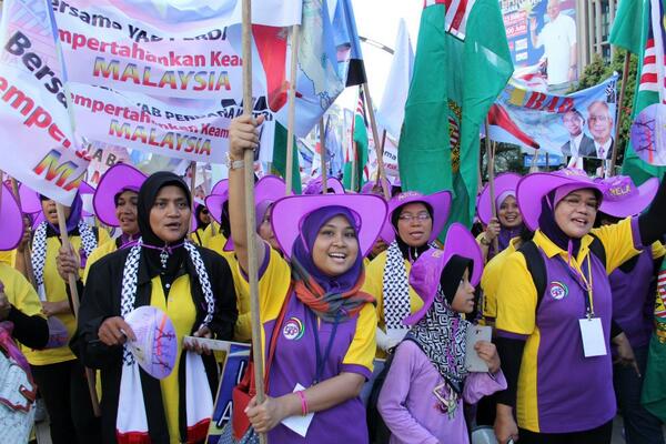 ATUL_NAIM's tweet photo. RT ‏@Nazrin_17 Bersemangat RELAWATI @relamalaysia di Program #1MWPURLPEWALK #PUTRAJAYA @NajibRazak @HishammuddinH2O http://t.co/bidIJo6JlW