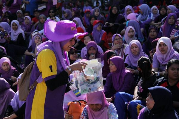 Nazrin_17's tweet photo. Kutipan Tabung Derma #LahadDatu Oleh @relamalaysia di pogram #1MWPURPLEWALK #PUTRAJAYA @NajibRazak @HishammuddinH2O http://t.co/b8oYqlmwoe