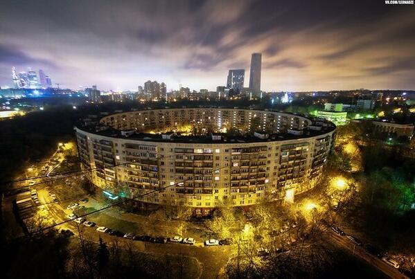 Дом колизей. Улица Довженко Москва круглый дом. Круглый дом на улице Довженко 6. Круглый дом Очаково-Матвеевское. Очаково-Матвеевское, Нежинская ул., 13.