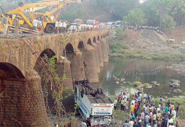 UrduTimesNews's tweet photo. More than 30 people dead near khed jagbudi river in bus accident khed reporter said http://t.co/ekh0I6nWHE