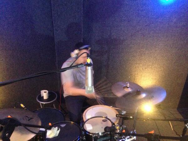 adilasmusic's tweet photo. grabando baterías 😊😄 http://t.co/nLCaeXdq2B