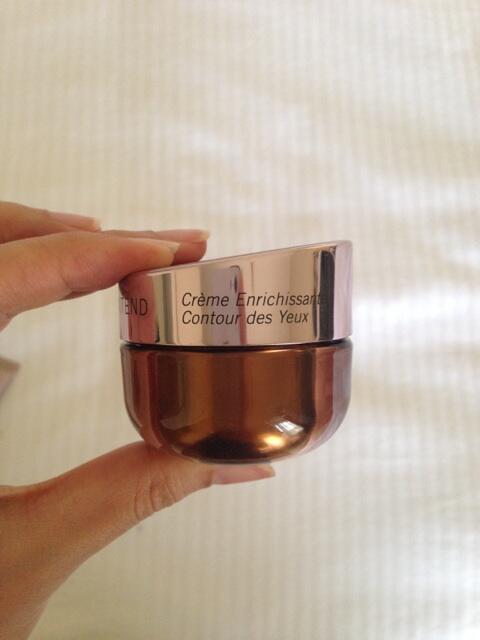 Gunakan jari manis utk aplikasi eye cream Youth Xtend ini, agar kulit di sekitar mata tdk tertarik atau iritasi. (2)