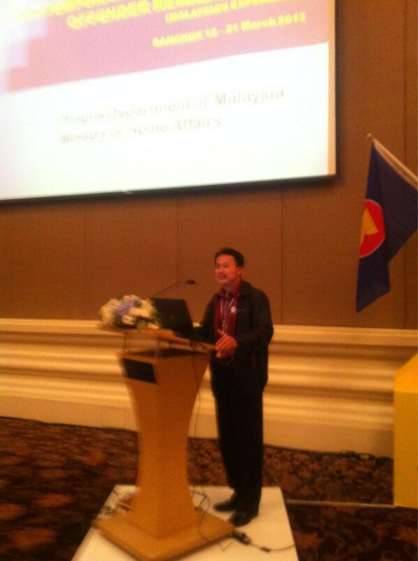 tanth66's tweet photo. Hari ke 2 simposium, presentation of paper. http://t.co/MEdrhBY0cY