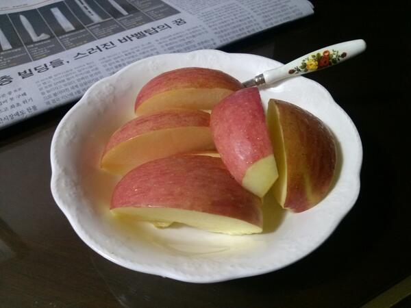 bedclean00's tweet photo. 동안의 비결. 매일 아침마다 사과 한알로 건강지키세요! http://t.co/R4jmRlEFtN