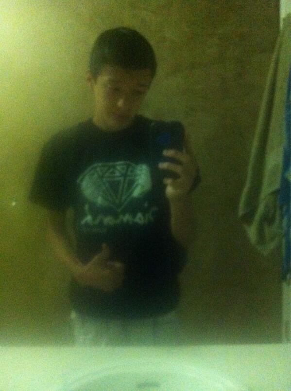 brandon_kade's tweet image. This morning😛😋 #diamondshirt #vans #2socks