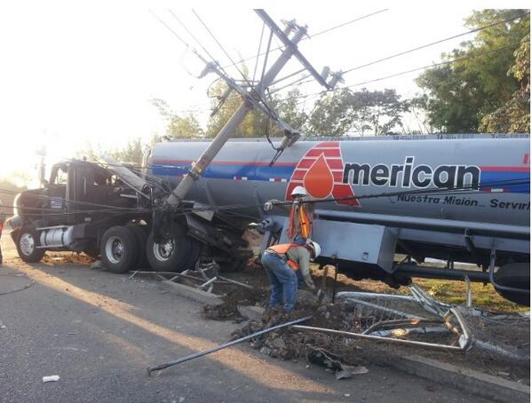 uhprensagrafica's tweet photo. http://t.co/CmUw5ISMMM Rastra chocó contra poste en carretera Panamericana, en sector del Trébol. #traficosv Foto M. Rivas