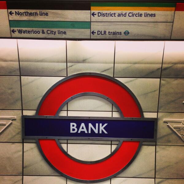 sergiza's tweet photo. Hay estaciones y estaciones #bank #London http://t.co/oYpNaSqTPD