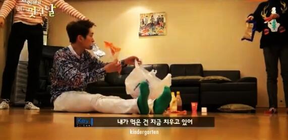 snwFuseYuL's tweet image. ชายนี่กินขนมเสร็จเมมเบอร์ทุกคนลุก แล้วให้อนยูเก็บขยะ 555555555555555555 มึงดู ลีดเดอร์นะหนิสัส! 55555555555555555555