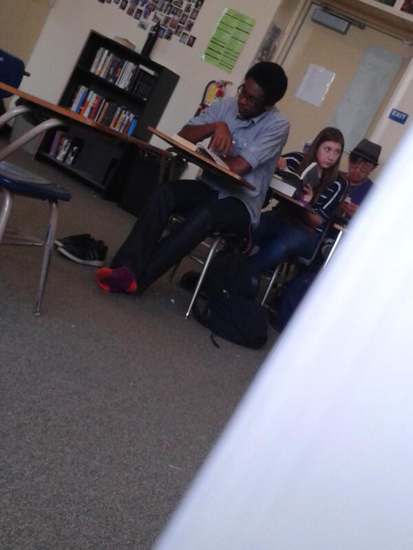 annnaiscoool's tweet image. Me and @taydizzleyeahh caught him daydreaming with no shoes lol #devyn #apeng #class