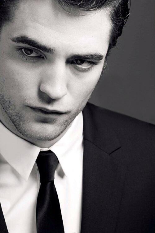 LovelyJen815's tweet photo. Hello Mr. Pattinson <3 http://t.co/1ahpNhhIwd
