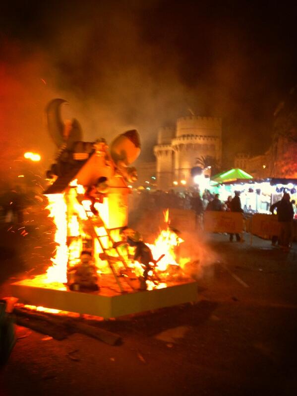 FBlanqueries's tweet photo. Esta Fallita es Historia #Falles2013 #crema13 #FallasandTweets http://t.co/O61yyPfywN