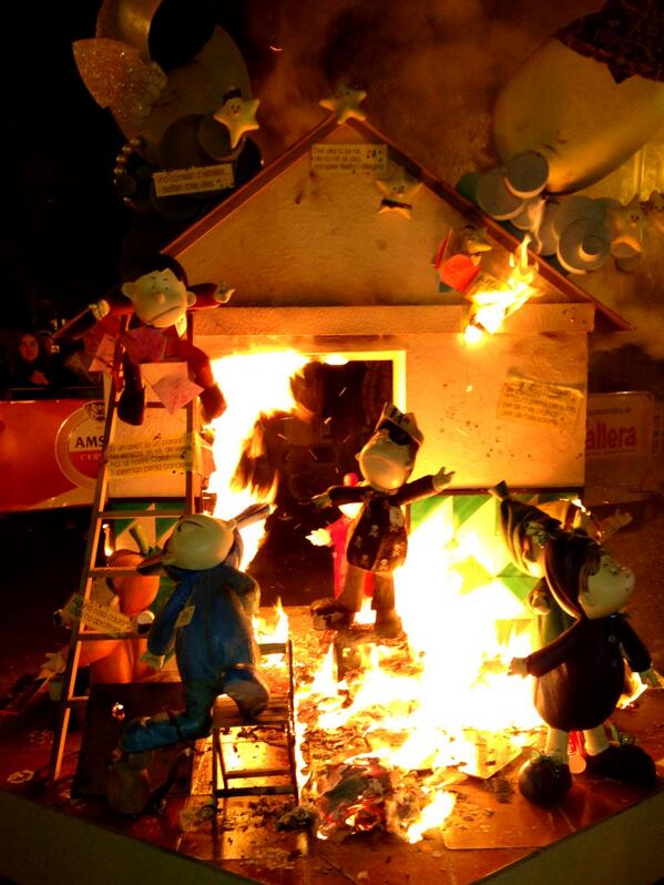 FBlanqueries's tweet photo. La #crema13 de nuestra Falla Infantil #FallasandTweets #Falles2013 http://t.co/SccWW5DSAf