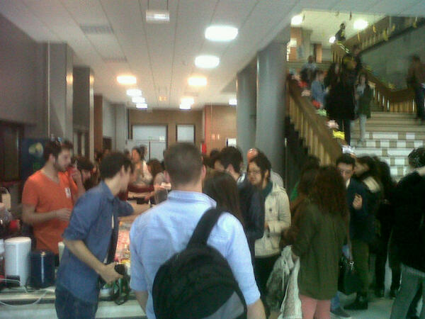 giiovannaCC's tweet image. Pa ir a clase no, pero pa comer hai xente, xD!! Como se enche a facultad cando hai desayuno e merenda de gratiiis!