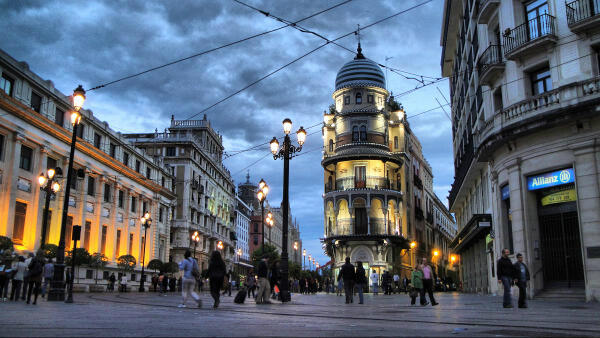 El cielo amenaza lluvia en la confluencia de Plaza Nueva #Sevilla #Andalucía