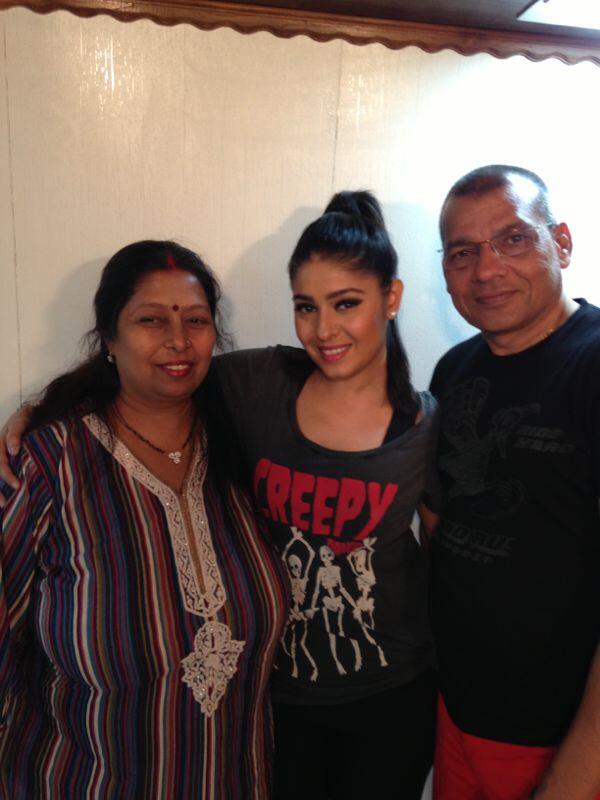 Sunidhi Chauhan On Twitter Mom Dad And Me Http T Co Whfnauu4jq sunidhi chauhan on twitter mom dad