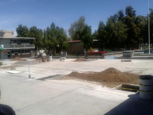 ProfesorJulio's tweet photo. Remodelación de la plaza principal en el plantel Villa de Seris @cobach_sonora http://t.co/M4O2PVwc7B
