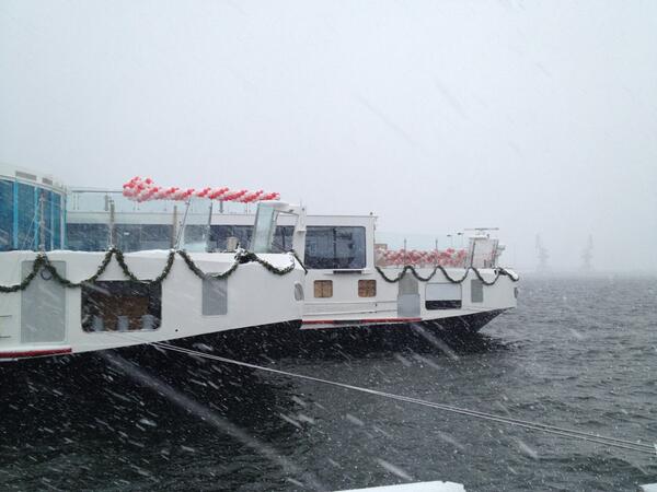 De haven van Rostock. Morgen 6 boten filmen die gedoopt worden in een ijzig koud weertype.