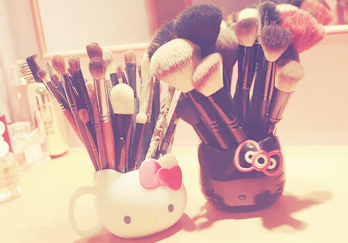 carnationdreams's tweet photo. Sooo I may be a little crazy about brushes. But the cups are so cute! #HelloKitty #makeup #softandfuzzy #pink http://t.co/YeLIovayMB