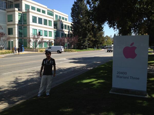 SunLinqing's tweet image. 我在苹果总部，在加州硅谷的一个小城市叫Cupertino。 苹果总部的建筑是椭圆形的，差不多好几个足球场那么大，很多是玻璃造的。还有包括一个苹果店。