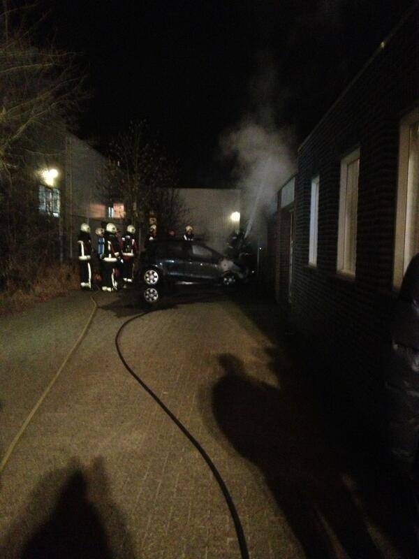 Denk je naar bed te gaan. Staan de garageboxen in de rook. #autobrand.