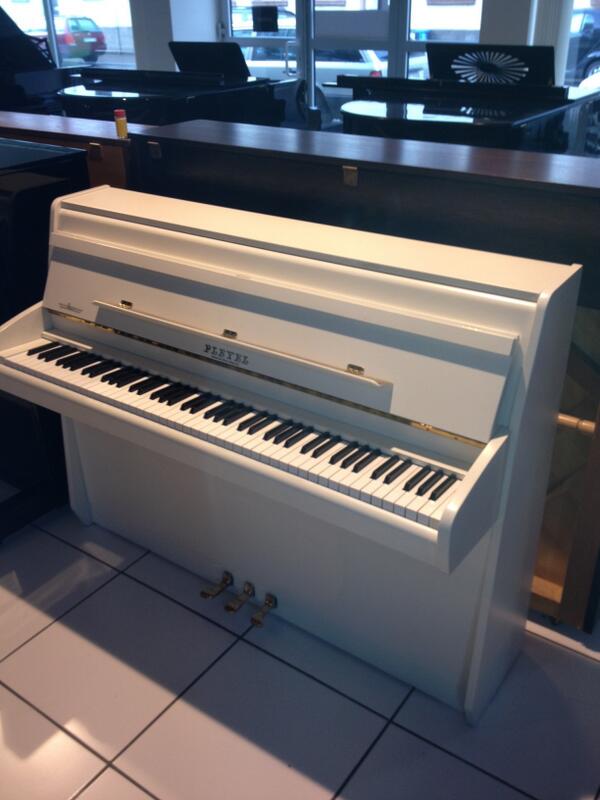 PeterHuwig's tweet photo. Angebot der Woche: Klavier Schimmel (unter dem Label Pleyel) Mod. 104 in weiss matt, nur € 1990,-.
0151 / 54 94 42 24 http://t.co/eJo3AZZbQd