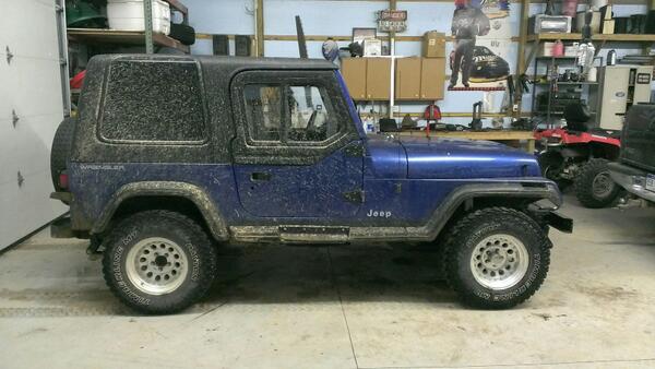 ItsSisco's tweet photo. Got my lift shackles on my #jeep #yj http://t.co/XDjgH7S7NQ