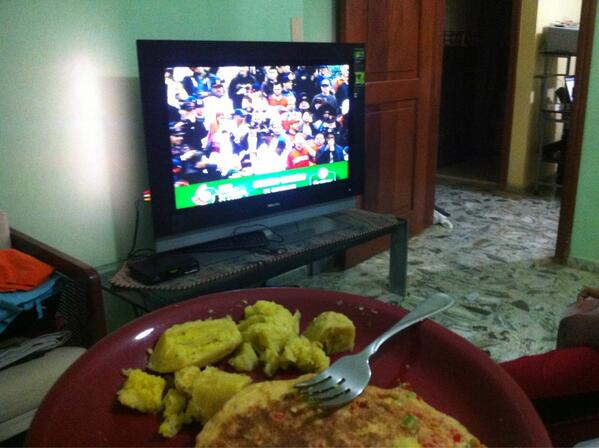 arismendyl's tweet photo. #platanopower #VamoDominicana @DarwinJJP @jip19 estas viendo el juego y comiendo PLATANO!!! http://t.co/WsEOzV8Te9