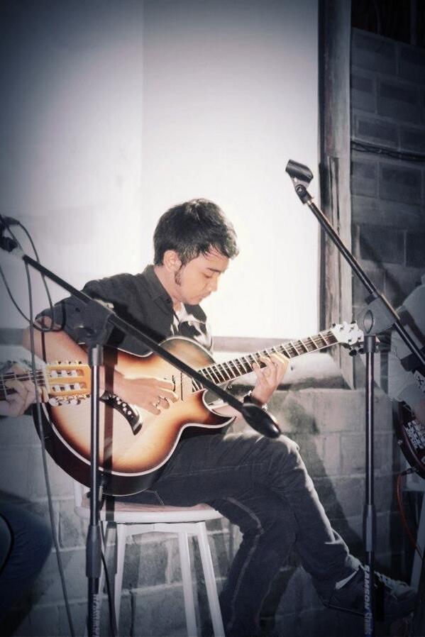 Charity Night 'Pray For Naswa' @ BoberTropica. Kaka <a href="/RiandKdutz/">Riyan majid</a> gitaris handal <a href="/HoneyMoneyBand/">HONEYMONEYOFFICIAL</a> !