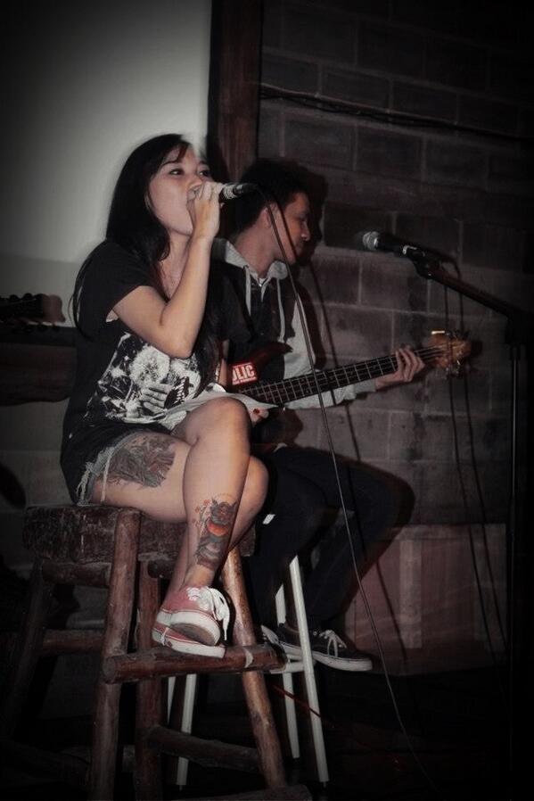Charity Night 'Pray For Naswa' @ BoberTropica. Kaka @ratuparastika Vocalist bertatto cantik  <a href="/HoneyMoneyBand/">HONEYMONEYOFFICIAL</a> !