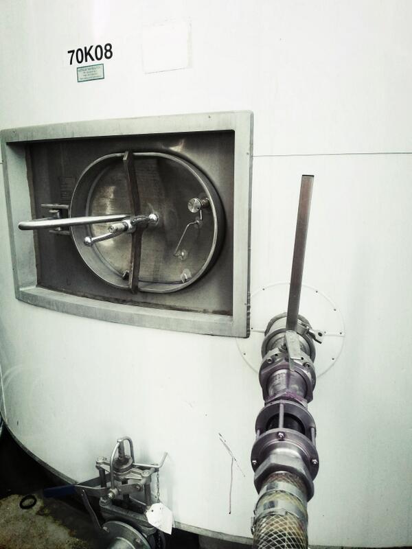 Kiss084's tweet photo. racking at 70kl tank on this glorious day @haselgrovewines http://t.co/4iAU5LaU2Y