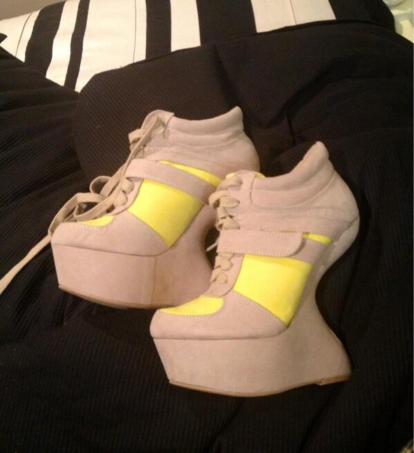 jalyssamonet's tweet photo. Had a long day, but I bought new shoes ! 😁 #shoesshoesshoes http://t.co/STlEoPFj45