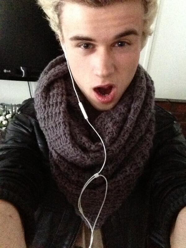 Knuttyxoxo's tweet photo. Good mornig everyone c: enjoy  this cold Wednesday <3 smash! #1dhb http://t.co/X1YqO1UGXQ