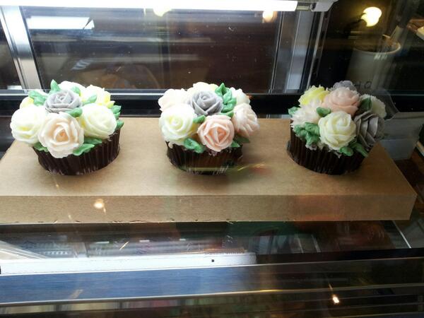 cafesecond_step's tweet photo. 선물받은 컵케익이에요.
정말 예쁜 꽃같아요.
예뻐서 못먹을것같아요..
히히 ^^ http://t.co/5B1c43j6Gt