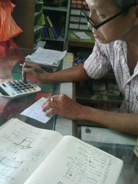 Membeli bahan2 utk membina stall kayu utk cawangan kedai mee rebus kami. Berkerut dahi apek tu haha