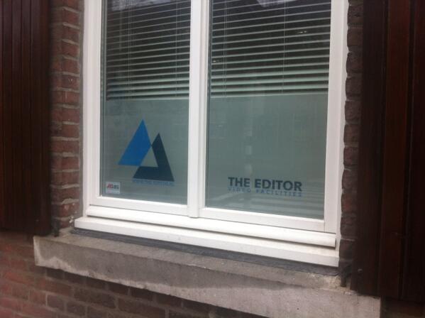 TheEditorVideo's tweet image. Zojuist de ramen van kantoor bestickerd ;-)