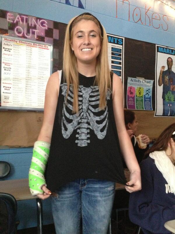 awholemess3's tweet image. &quot;Look I&apos;m so skinny you can see my ribs!&quot; #classicshell😏