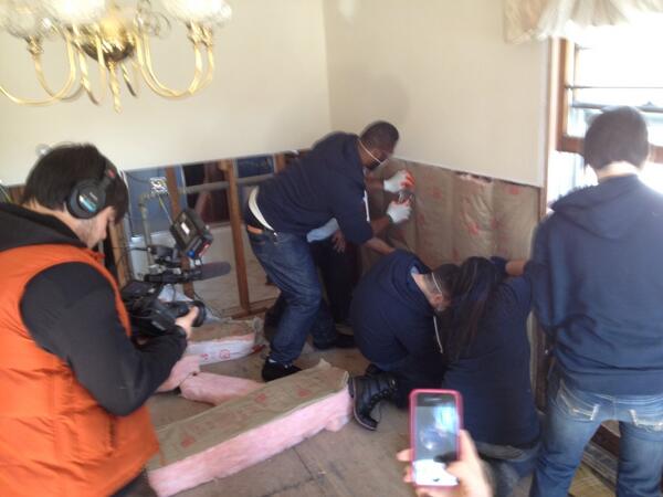 UnitedWay's tweet image. Justin Tuck and Vinny join ASBers installing drywall and helping rebuild homes and lives #springfix #UnitedWayASB